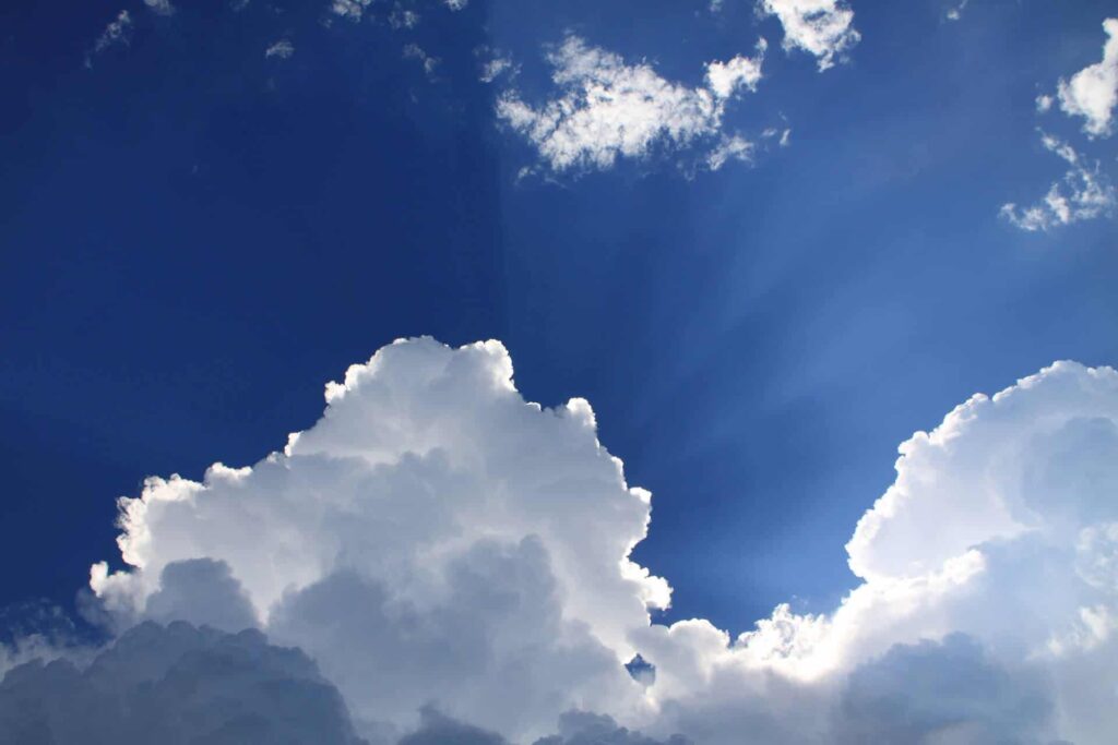 Image of the sky with clouds during the day